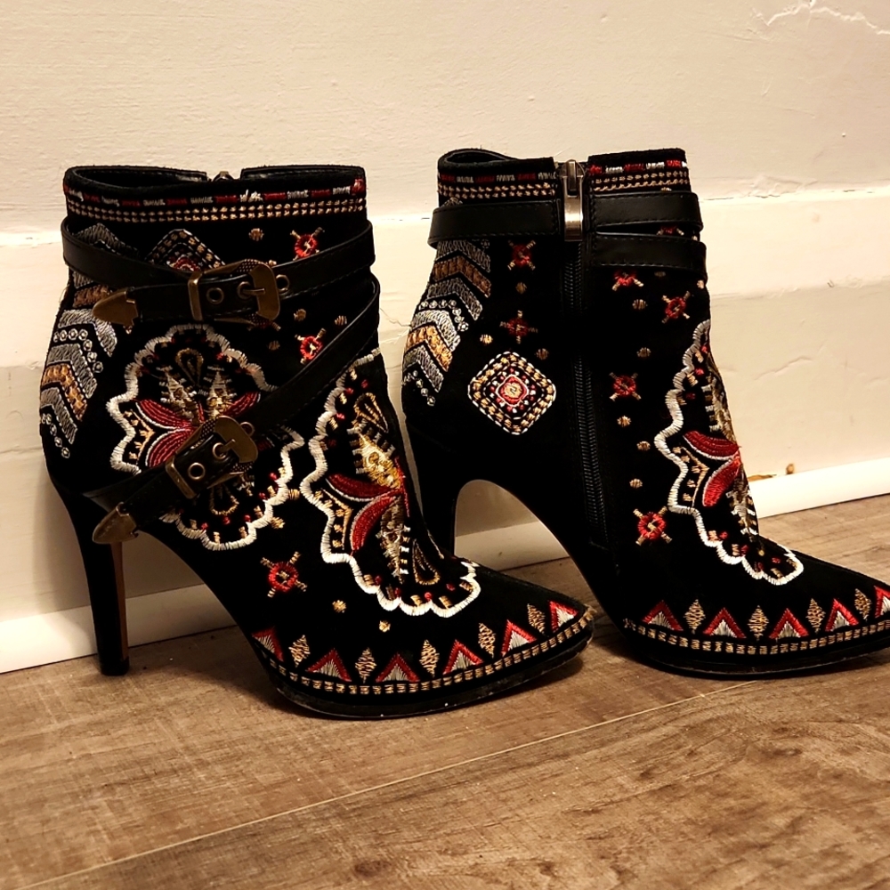 Ankle boots with embroidery Size 38